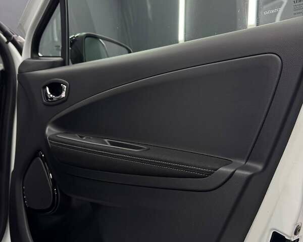 Белый Рено Зое, объемом двигателя 0 л и пробегом 115 тыс. км за 9950 $, фото 34 на Automoto.ua