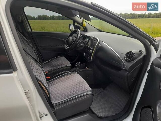 Белый Рено Зое, объемом двигателя 0 л и пробегом 171 тыс. км за 9800 $, фото 6 на Automoto.ua