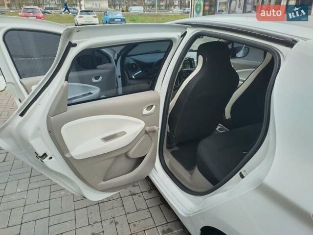 Белый Рено Зое, объемом двигателя 0 л и пробегом 204 тыс. км за 8400 $, фото 9 на Automoto.ua