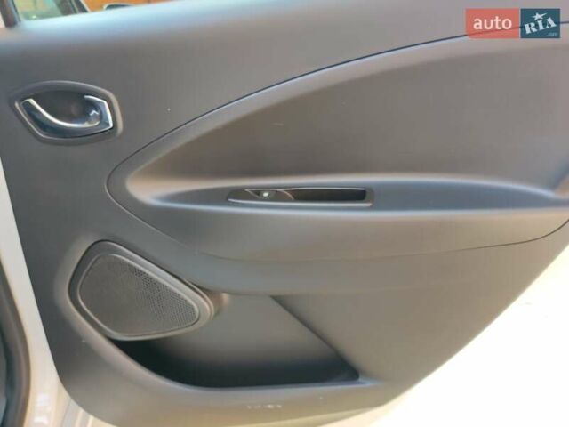 Белый Рено Зое, объемом двигателя 0 л и пробегом 51 тыс. км за 9900 $, фото 43 на Automoto.ua