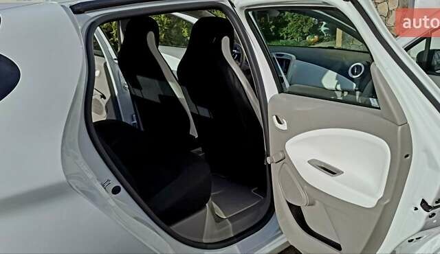 Белый Рено Зое, объемом двигателя 0 л и пробегом 101 тыс. км за 8850 $, фото 7 на Automoto.ua