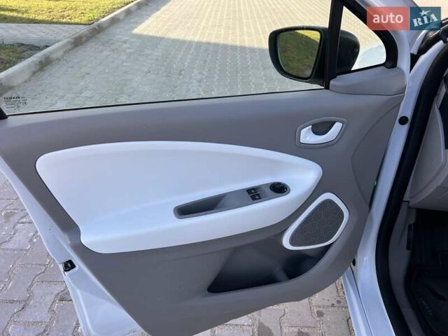 Белый Рено Зое, объемом двигателя 0 л и пробегом 110 тыс. км за 8450 $, фото 22 на Automoto.ua