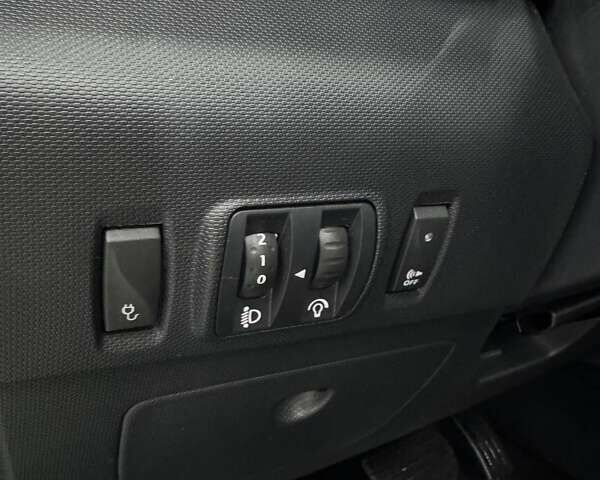 Белый Рено Зое, объемом двигателя 0 л и пробегом 115 тыс. км за 9950 $, фото 37 на Automoto.ua