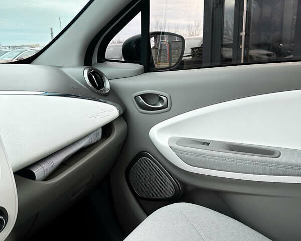 Белый Рено Зое, объемом двигателя 0 л и пробегом 100 тыс. км за 8700 $, фото 7 на Automoto.ua