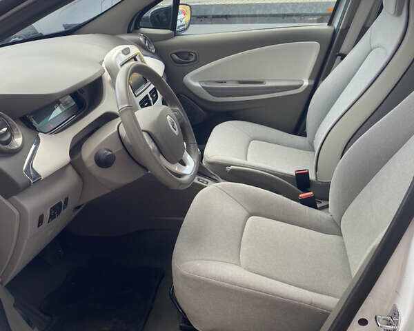 Белый Рено Зое, объемом двигателя 0 л и пробегом 27 тыс. км за 9300 $, фото 24 на Automoto.ua