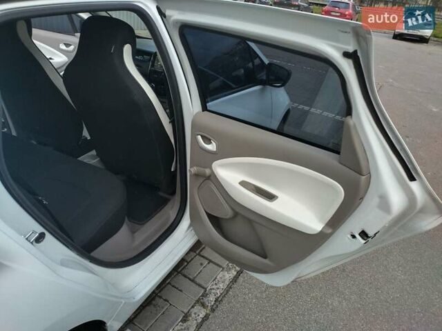 Белый Рено Зое, объемом двигателя 0 л и пробегом 204 тыс. км за 8400 $, фото 11 на Automoto.ua