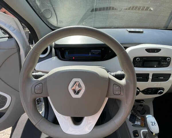Белый Рено Зое, объемом двигателя 0 л и пробегом 85 тыс. км за 11000 $, фото 10 на Automoto.ua