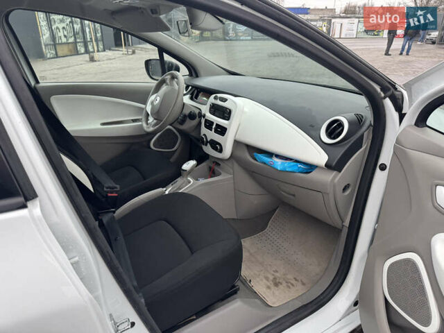 Белый Рено Зое, объемом двигателя 0 л и пробегом 63 тыс. км за 9200 $, фото 7 на Automoto.ua