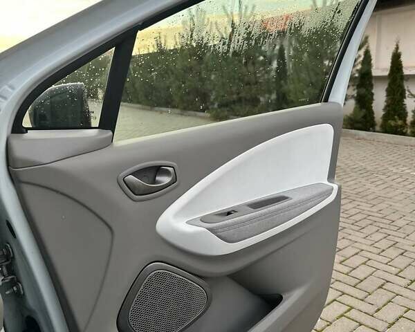 Белый Рено Зое, объемом двигателя 0 л и пробегом 75 тыс. км за 9250 $, фото 13 на Automoto.ua