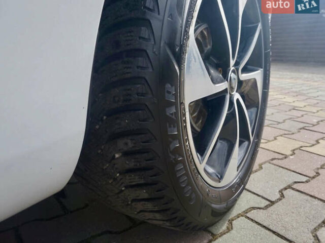 Белый Рено Зое, объемом двигателя 0 л и пробегом 199 тыс. км за 7999 $, фото 44 на Automoto.ua