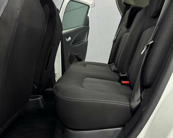 Белый Рено Зое, объемом двигателя 0 л и пробегом 115 тыс. км за 9950 $, фото 25 на Automoto.ua