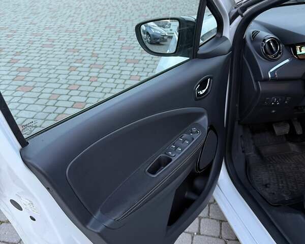Белый Рено Зое, объемом двигателя 0 л и пробегом 132 тыс. км за 8800 $, фото 13 на Automoto.ua