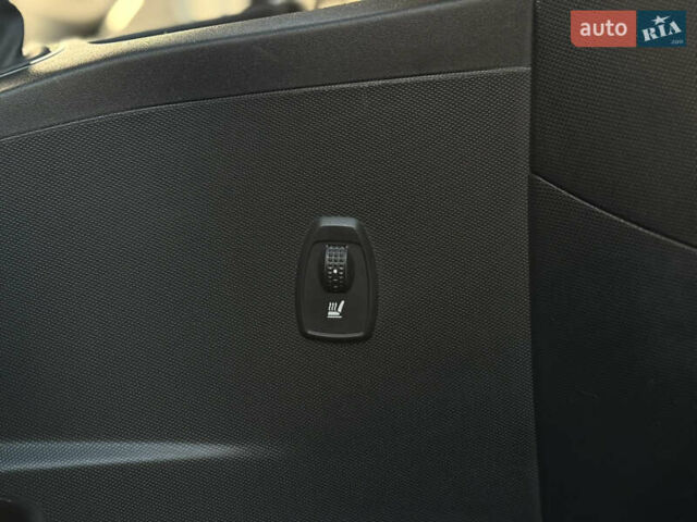 Белый Рено Зое, объемом двигателя 0 л и пробегом 128 тыс. км за 8500 $, фото 38 на Automoto.ua