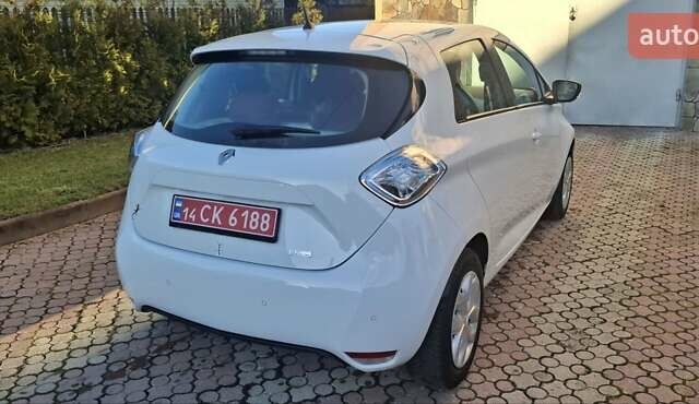 Белый Рено Зое, объемом двигателя 0 л и пробегом 101 тыс. км за 8850 $, фото 3 на Automoto.ua