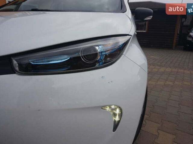 Белый Рено Зое, объемом двигателя 0 л и пробегом 60 тыс. км за 9222 $, фото 19 на Automoto.ua