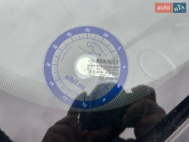 Белый Рено Зое, объемом двигателя 0 л и пробегом 129 тыс. км за 8750 $, фото 34 на Automoto.ua