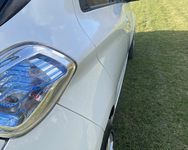 Білий Рено Зое, об'ємом двигуна 0 л та пробігом 100 тис. км за 9000 $, фото 13 на Automoto.ua