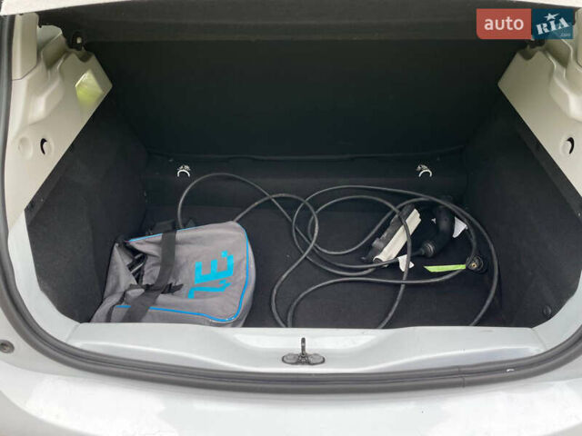 Белый Рено Зое, объемом двигателя 0 л и пробегом 97 тыс. км за 9500 $, фото 31 на Automoto.ua