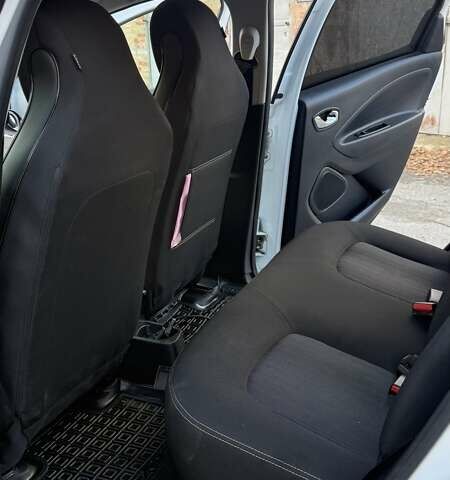 Белый Рено Зое, объемом двигателя 0 л и пробегом 103 тыс. км за 9600 $, фото 8 на Automoto.ua