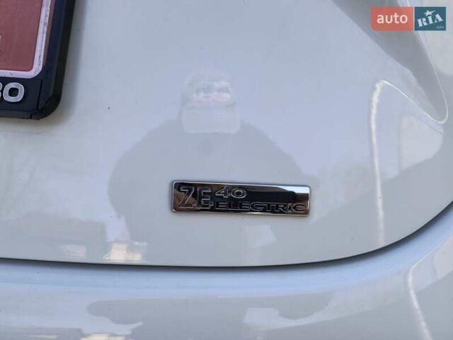Белый Рено Зое, объемом двигателя 0 л и пробегом 63 тыс. км за 8500 $, фото 4 на Automoto.ua
