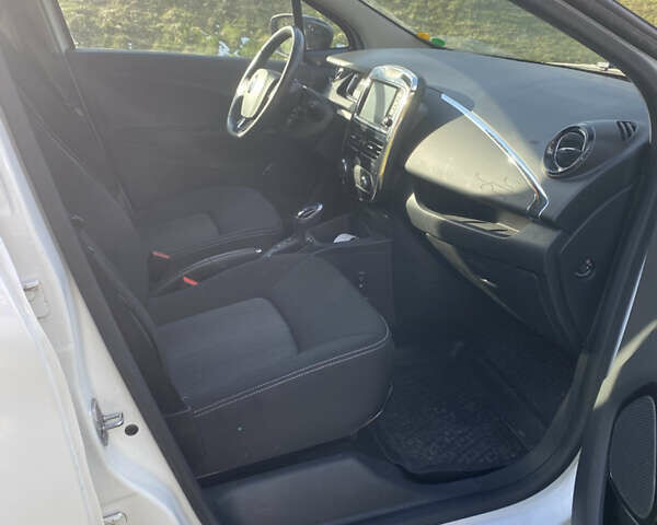 Белый Рено Зое, объемом двигателя 0 л и пробегом 97 тыс. км за 8999 $, фото 11 на Automoto.ua