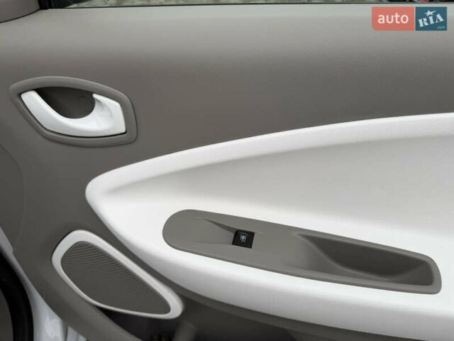 Білий Рено Зое, об'ємом двигуна 0 л та пробігом 104 тис. км за 8700 $, фото 15 на Automoto.ua