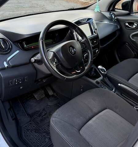 Белый Рено Зое, объемом двигателя 0 л и пробегом 103 тыс. км за 9600 $, фото 7 на Automoto.ua