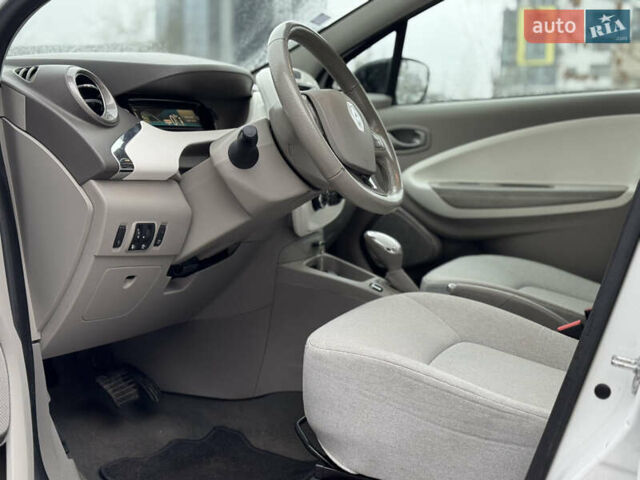 Белый Рено Зое, объемом двигателя 0 л и пробегом 126 тыс. км за 8800 $, фото 15 на Automoto.ua