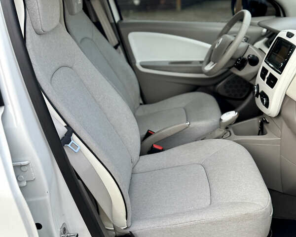 Белый Рено Зое, объемом двигателя 0 л и пробегом 77 тыс. км за 9499 $, фото 37 на Automoto.ua