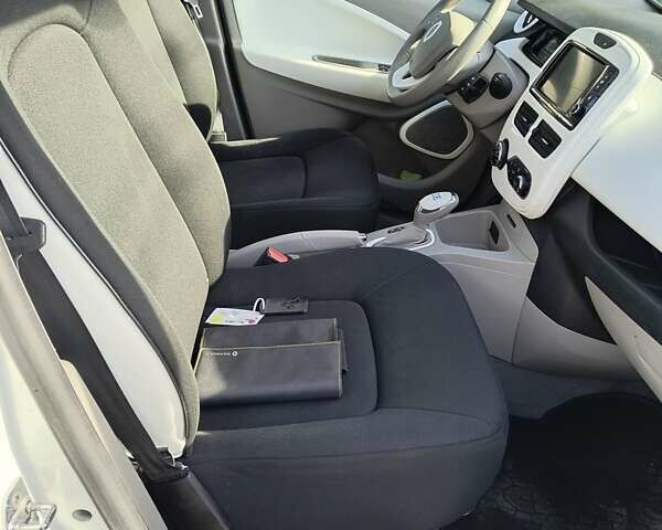 Белый Рено Зое, объемом двигателя 0 л и пробегом 63 тыс. км за 8500 $, фото 8 на Automoto.ua