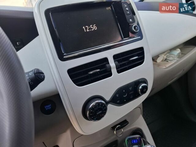 Белый Рено Зое, объемом двигателя 0 л и пробегом 125 тыс. км за 9200 $, фото 20 на Automoto.ua
