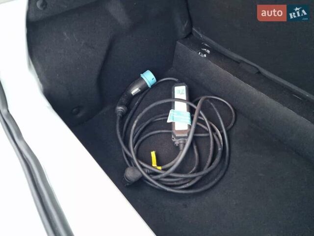 Білий Рено Зое, об'ємом двигуна 0 л та пробігом 33 тис. км за 9900 $, фото 42 на Automoto.ua