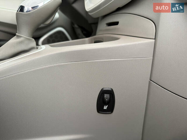 Білий Рено Зое, об'ємом двигуна 0 л та пробігом 104 тис. км за 8700 $, фото 17 на Automoto.ua