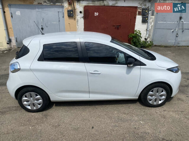 Белый Рено Зое, объемом двигателя 0 л и пробегом 65 тыс. км за 9000 $, фото 6 на Automoto.ua