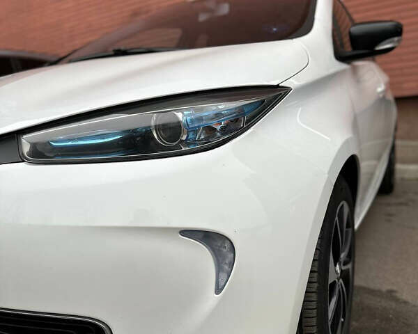 Белый Рено Зое, объемом двигателя 0 л и пробегом 200 тыс. км за 8998 $, фото 1 на Automoto.ua