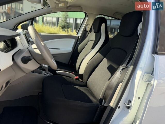Белый Рено Зое, объемом двигателя 0 л и пробегом 83 тыс. км за 8200 $, фото 7 на Automoto.ua