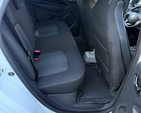 Белый Рено Зое, объемом двигателя 0 л и пробегом 132 тыс. км за 8800 $, фото 16 на Automoto.ua