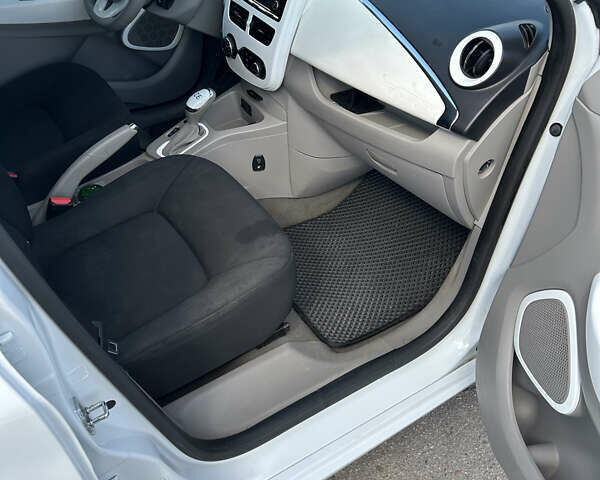 Белый Рено Зое, объемом двигателя 0 л и пробегом 95 тыс. км за 10000 $, фото 14 на Automoto.ua