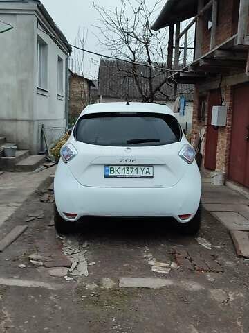 Белый Рено Зое, объемом двигателя 0 л и пробегом 92 тыс. км за 9000 $, фото 1 на Automoto.ua