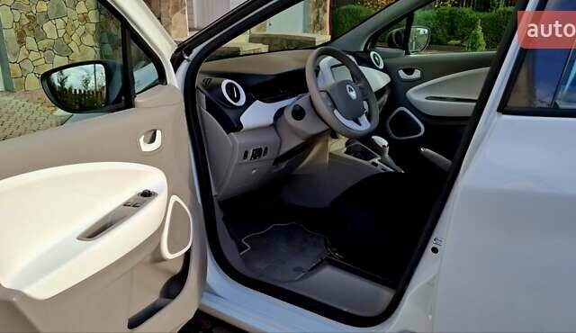 Белый Рено Зое, объемом двигателя 0 л и пробегом 101 тыс. км за 8850 $, фото 4 на Automoto.ua