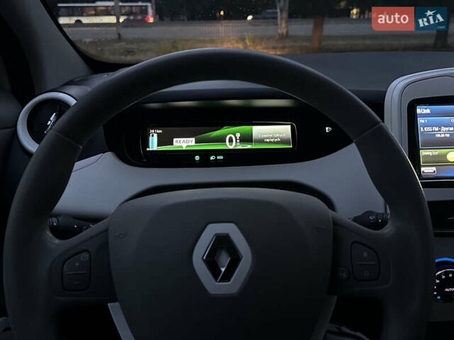 Белый Рено Зое, объемом двигателя 0 л и пробегом 108 тыс. км за 9250 $, фото 19 на Automoto.ua