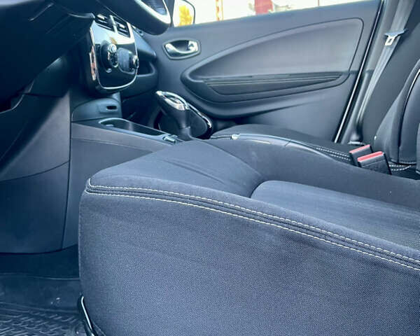 Білий Рено Зое, об'ємом двигуна 0 л та пробігом 86 тис. км за 9500 $, фото 17 на Automoto.ua