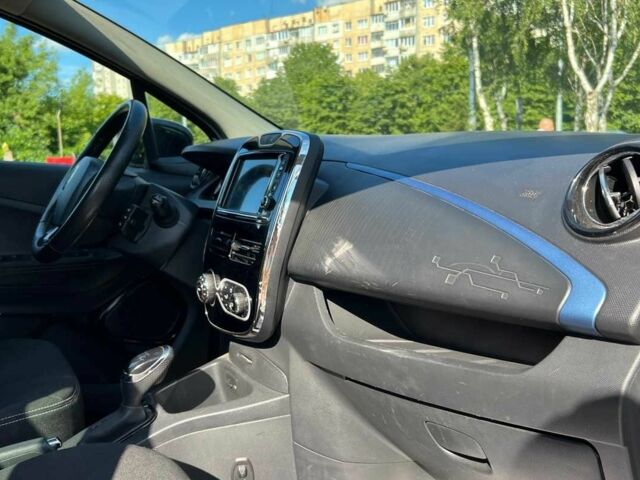 Белый Рено Зое, объемом двигателя 0 л и пробегом 143 тыс. км за 8900 $, фото 9 на Automoto.ua