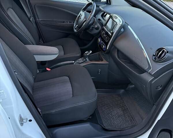 Белый Рено Зое, объемом двигателя 0 л и пробегом 132 тыс. км за 8800 $, фото 18 на Automoto.ua