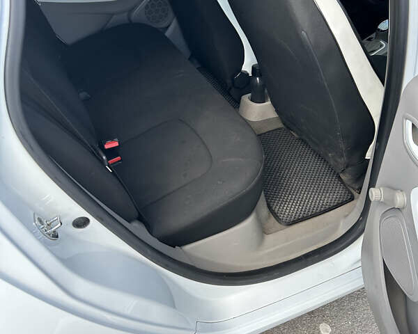 Белый Рено Зое, объемом двигателя 0 л и пробегом 95 тыс. км за 10000 $, фото 15 на Automoto.ua