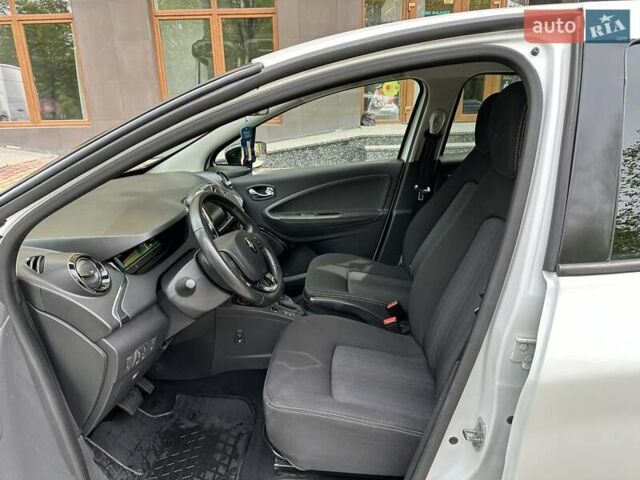 Белый Рено Зое, объемом двигателя 0 л и пробегом 92 тыс. км за 9990 $, фото 11 на Automoto.ua