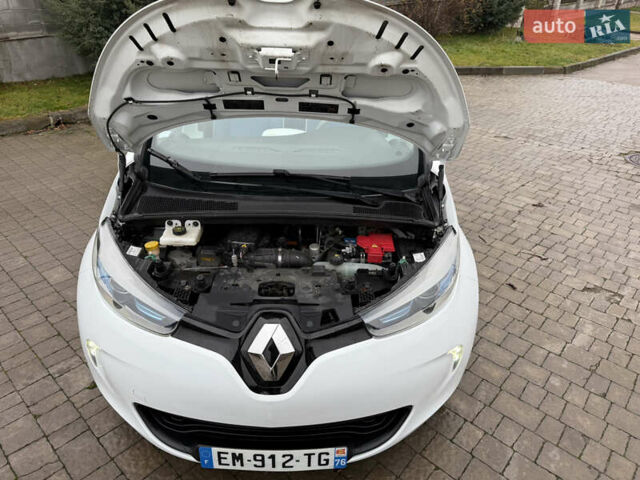 Белый Рено Зое, объемом двигателя 0 л и пробегом 106 тыс. км за 8100 $, фото 22 на Automoto.ua