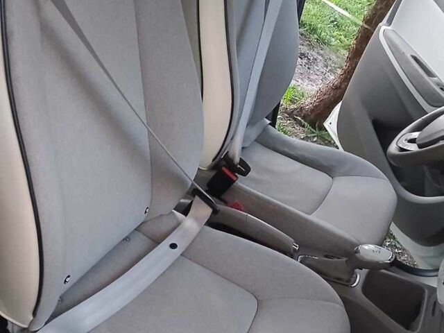Белый Рено Зое, объемом двигателя 0 л и пробегом 150 тыс. км за 9500 $, фото 2 на Automoto.ua