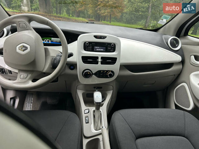 Білий Рено Зое, об'ємом двигуна 0 л та пробігом 96 тис. км за 8600 $, фото 11 на Automoto.ua
