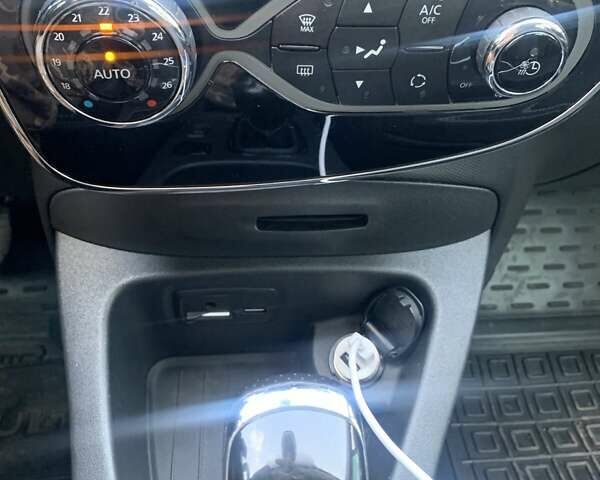 Белый Рено Зое, объемом двигателя 0 л и пробегом 110 тыс. км за 9950 $, фото 14 на Automoto.ua